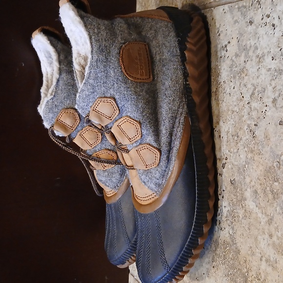 Sorel Out N About Boot Sz 10.5 Gray Leather Felt Faux Shearling Waterproof - Picture 2 of 7